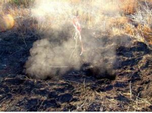 Una fumarola en un agujero del suelo del Parque Nacional de las Tablas de Daimiel. Fuente: El País.