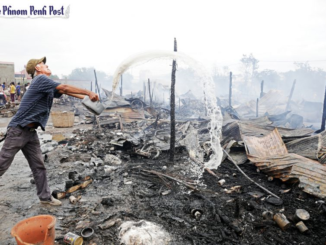 A man throws water on the smouldering remains of a home that burned down in a fire in Phnom Penh’s Boeung Tompun commune. Fuente: Phom Penh Post. Hong Menea